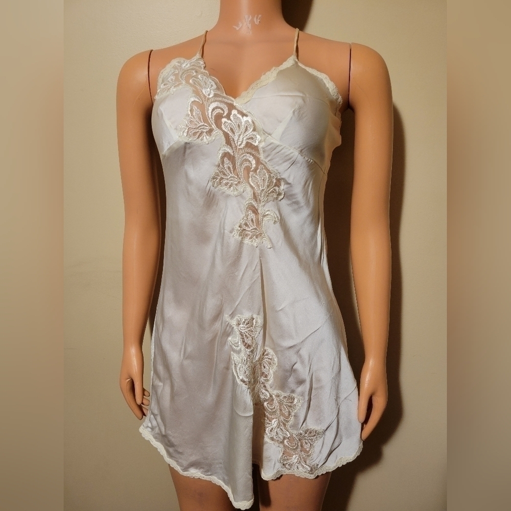 Victoria's Secret vintage intimates and sleepwear size medium. Ivory color.